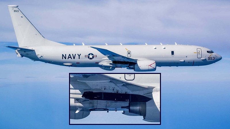 Противокорабельная ракета LRASM под крылом патрульного самолета P-8A "Посейдон", США